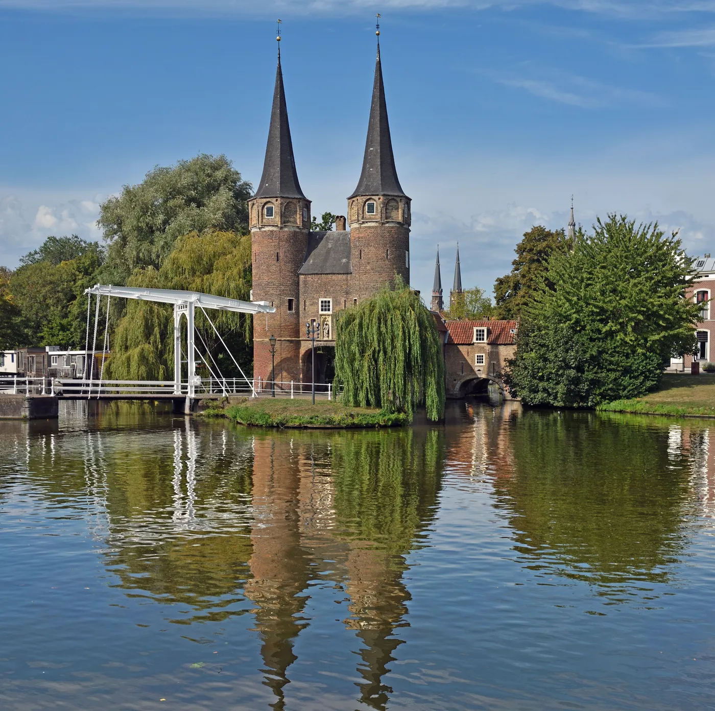 De Oostpoort met de ophaalbrug, gespiegeld in het water, nu.